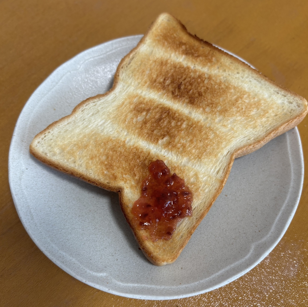 トーストに山形フルーツジャムをのせて実食